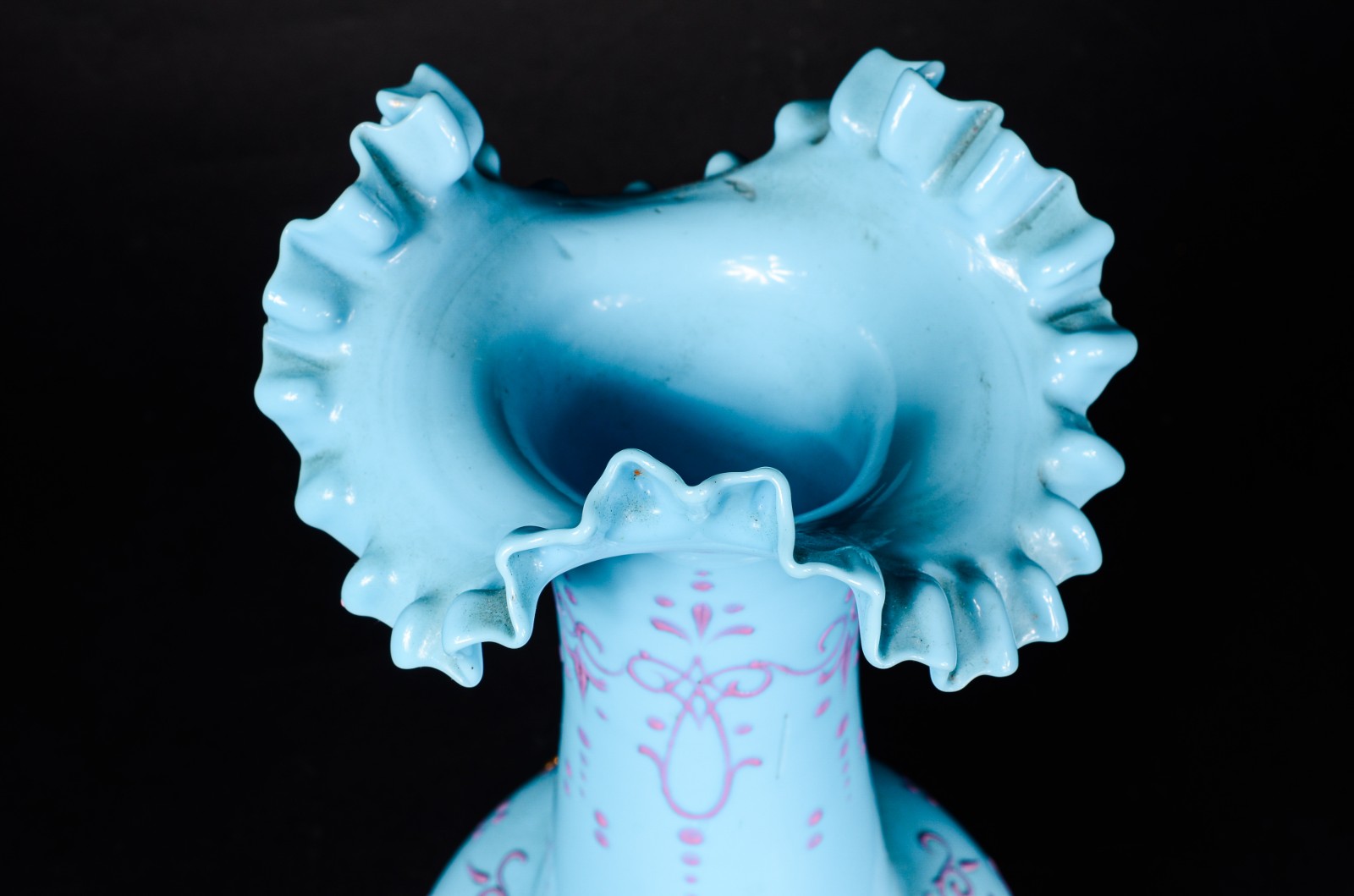 Vaso de opalina europeia na cor azul, decorada com guirlandas... - foto 2 de 6