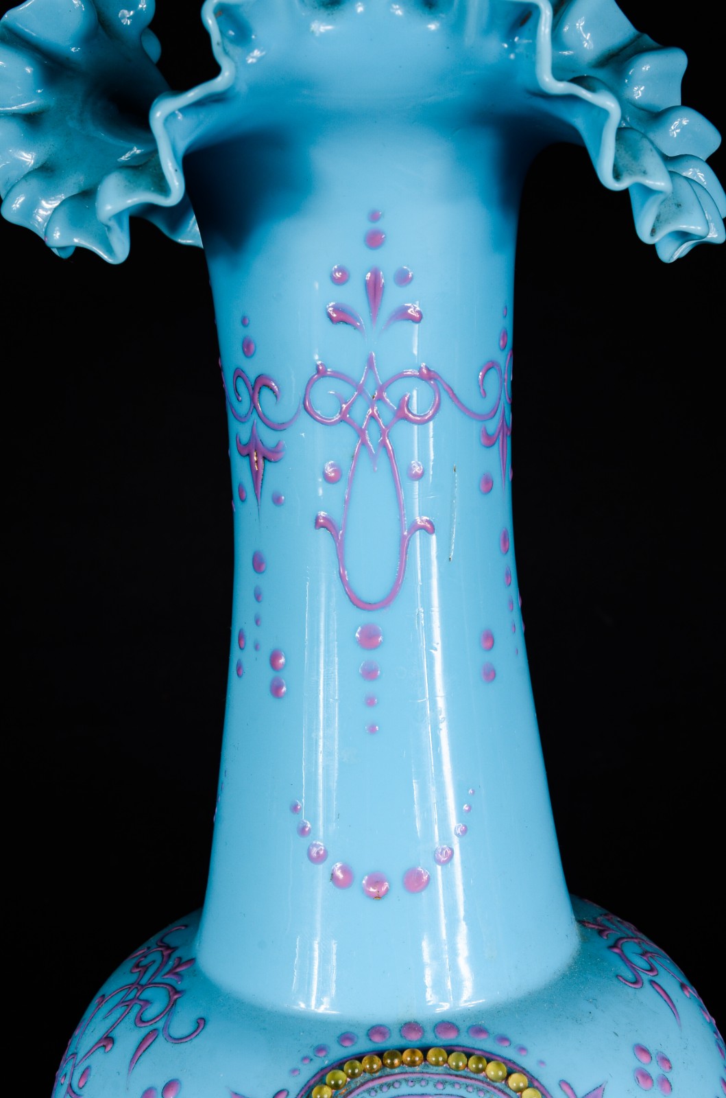 Vaso de opalina europeia na cor azul, decorada com guirlandas... - foto 3 de 6