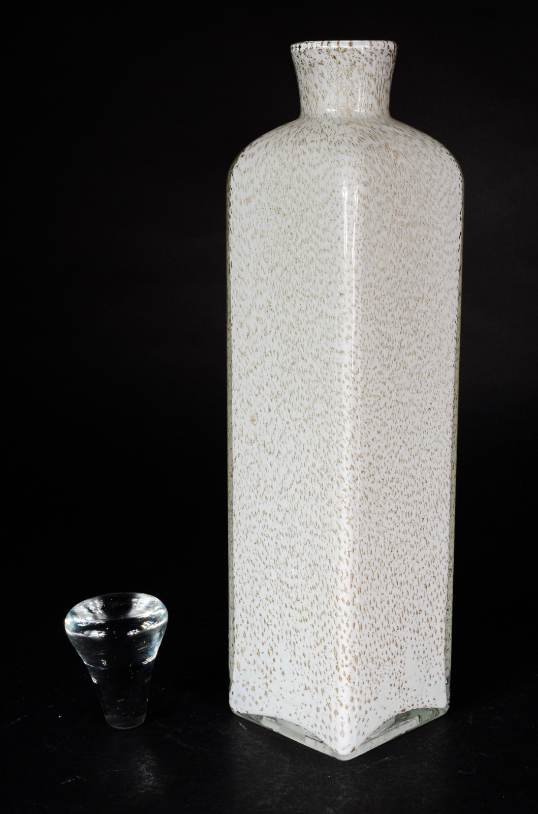 Garrafa branca de vidro decorativo. - foto 4 de 8