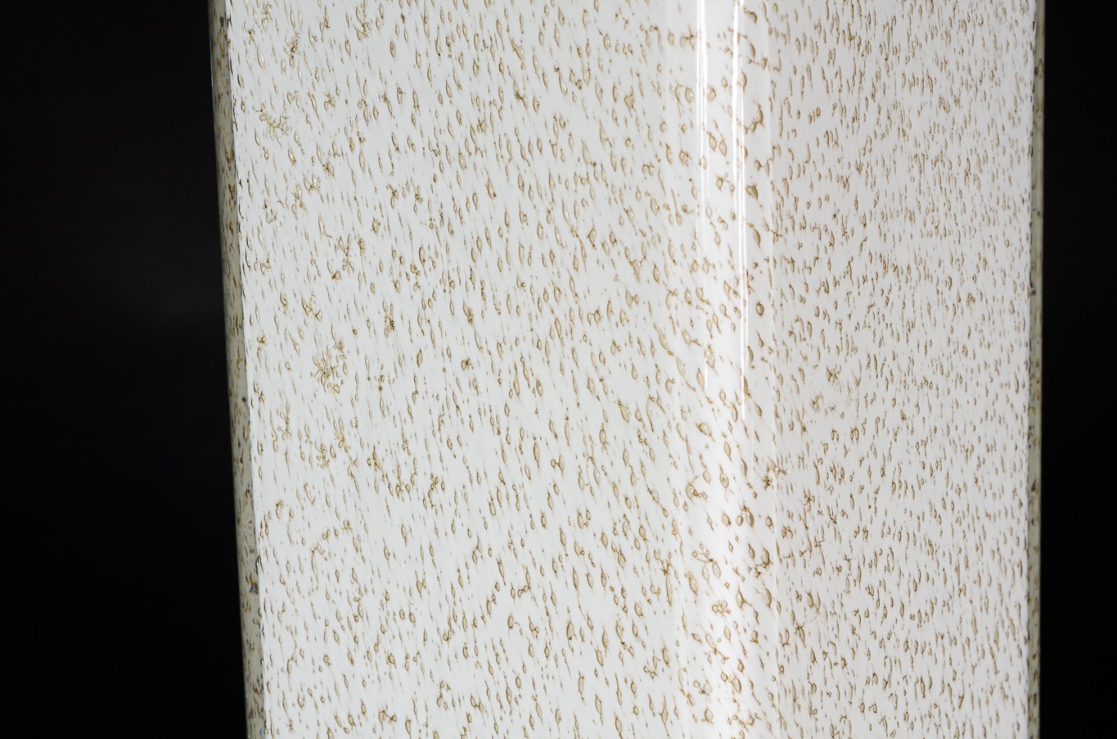 Garrafa branca de vidro decorativo. - foto 7 de 8