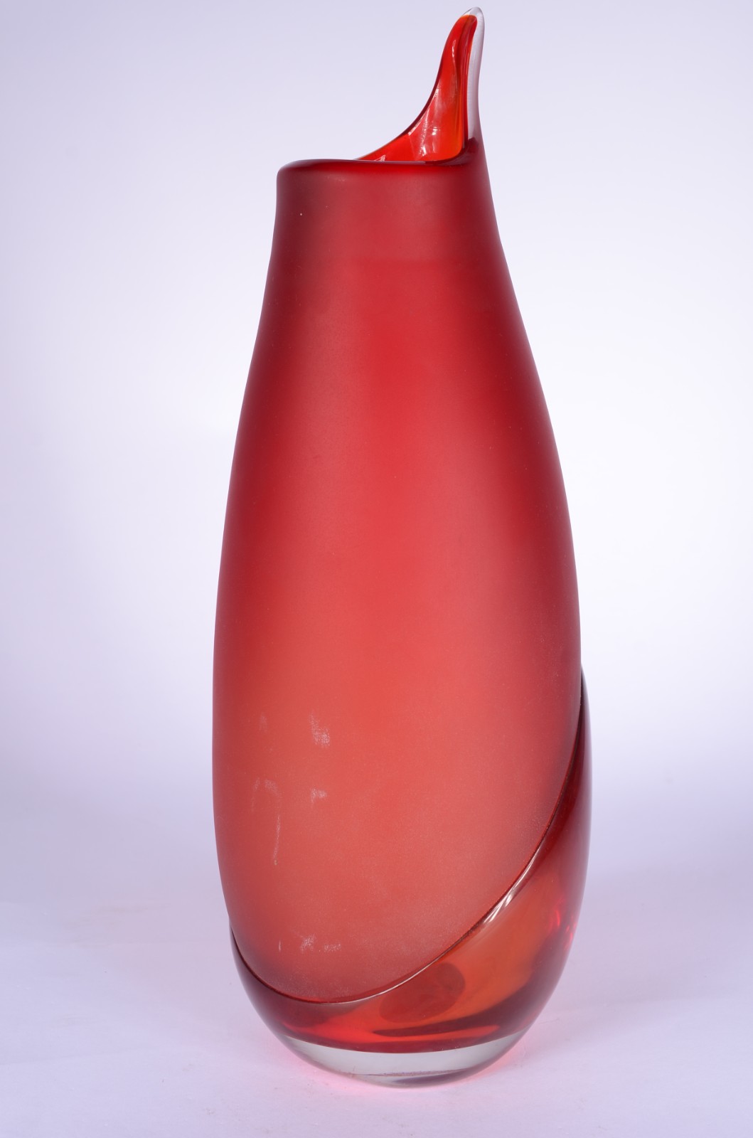 Vaso de vidro decorativo na cor vermelha. - foto 1 de 5
