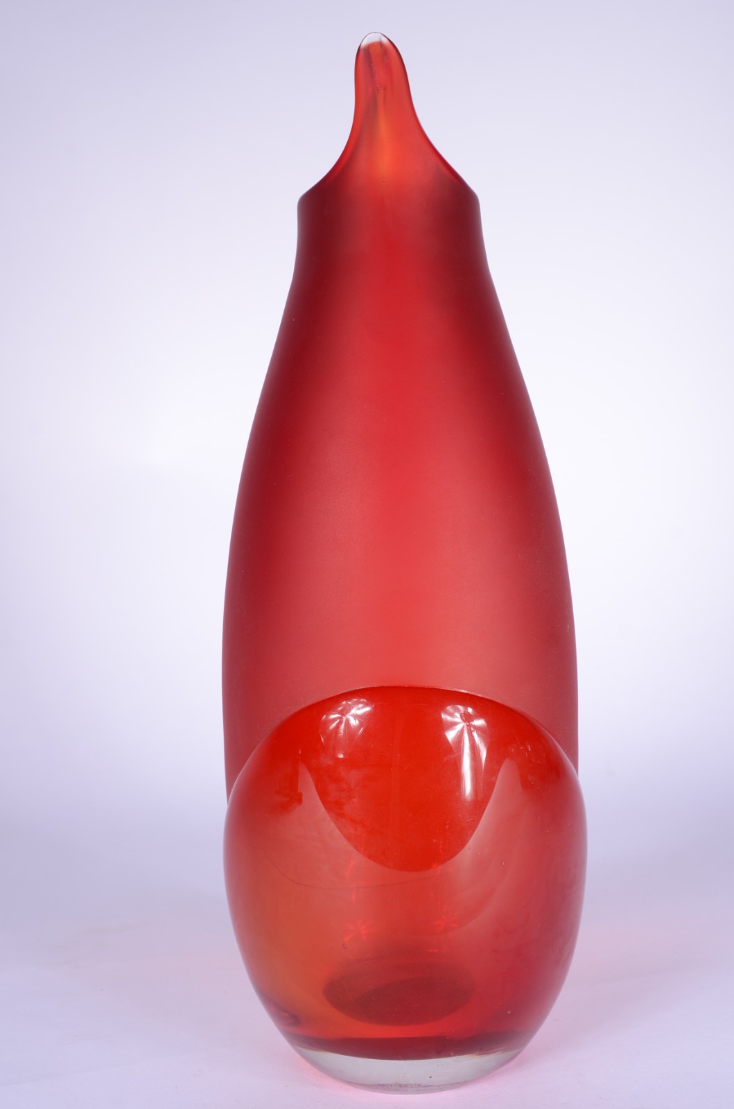 Vaso de vidro decorativo na cor vermelha. - foto 4 de 5