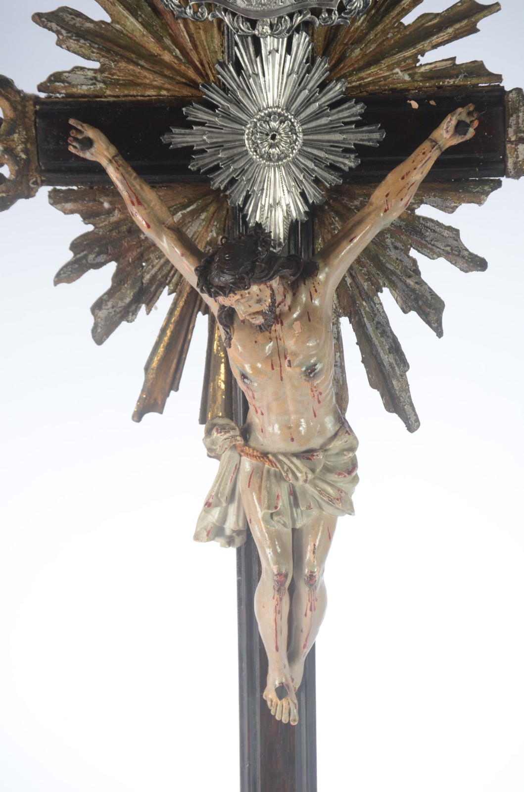 Crucifixo de madeira nobre com figura de Cristo. Escultura de boa... - foto 2 de 6