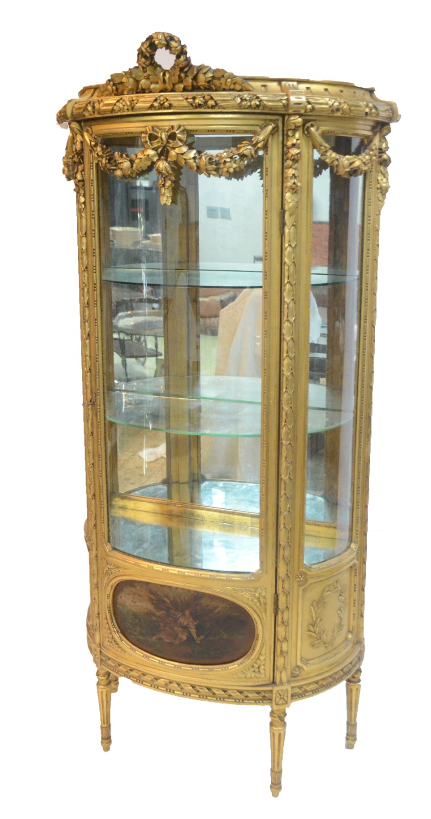 Vitrine estilo frances de madeira dourada, feitio bombé, prateleiras... - foto 1 de 10
