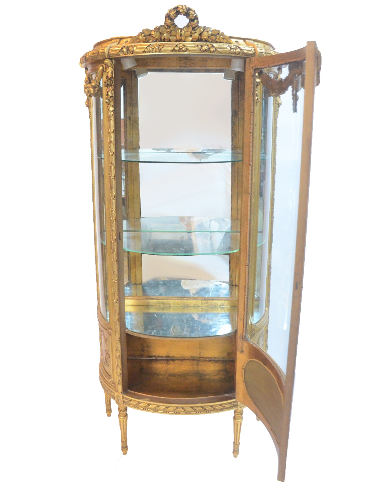 Vitrine estilo frances de madeira dourada, feitio bombé, prateleiras... - foto 3 de 10