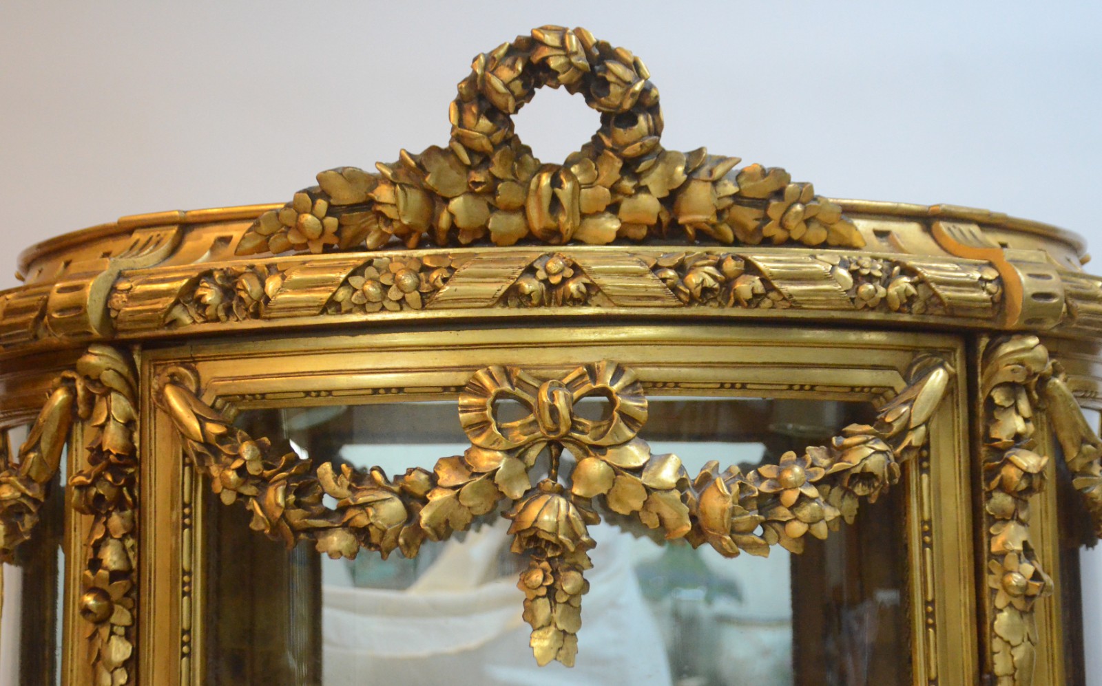 Vitrine estilo frances de madeira dourada, feitio bombé, prateleiras... - foto 4 de 10