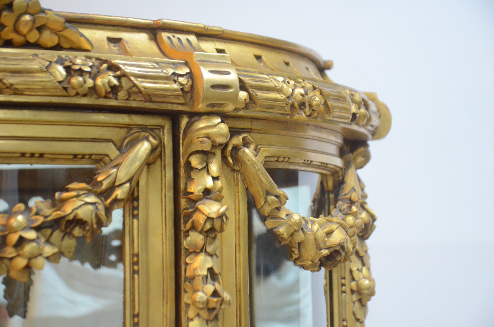 Vitrine estilo frances de madeira dourada, feitio bombé, prateleiras... - foto 5 de 10