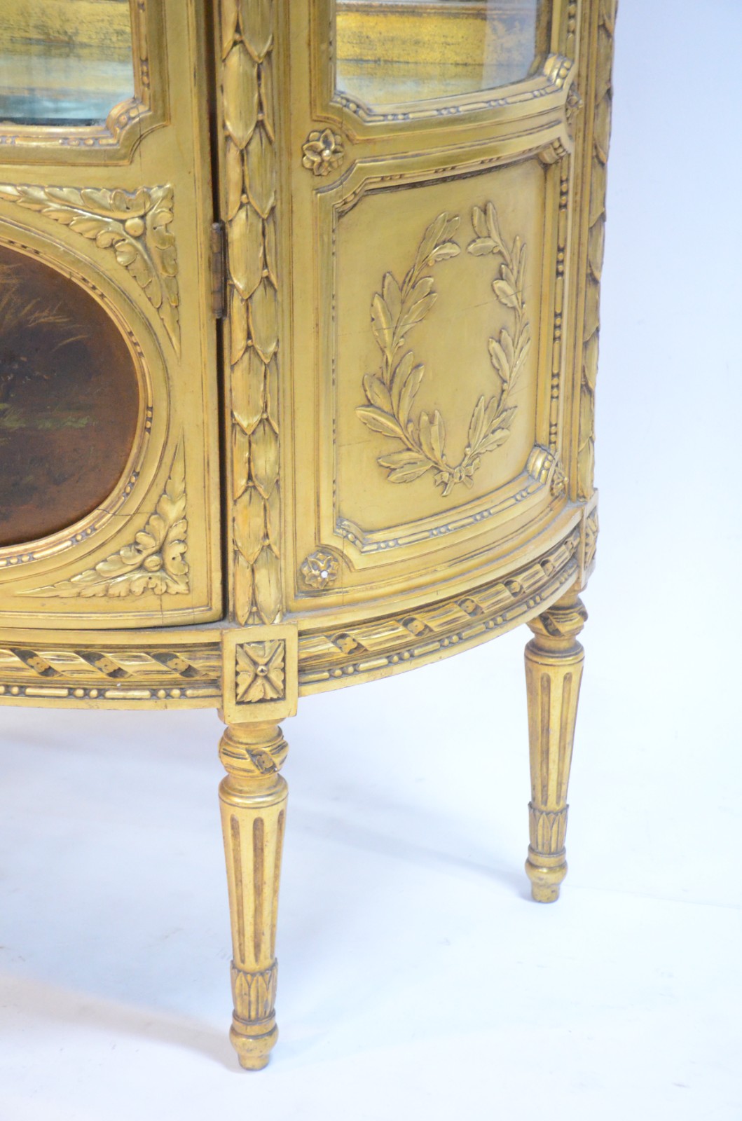 Vitrine estilo frances de madeira dourada, feitio bombé, prateleiras... - foto 7 de 10