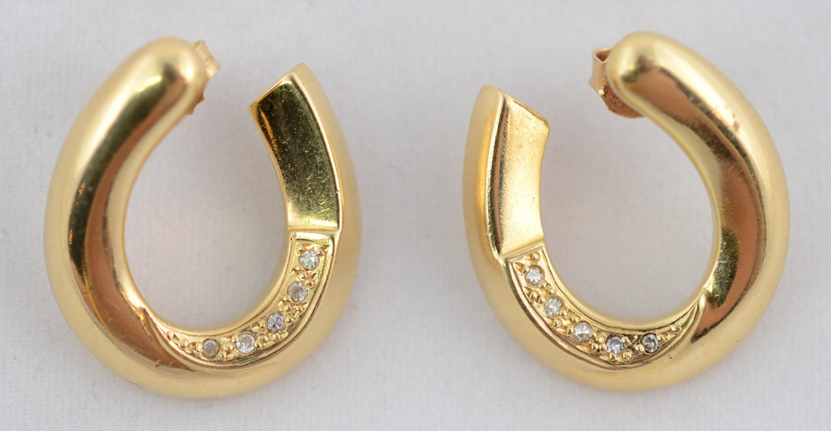 Par de brincos de ouro amarelo 18 k com 10 brilhantes. Peso total 7,7...