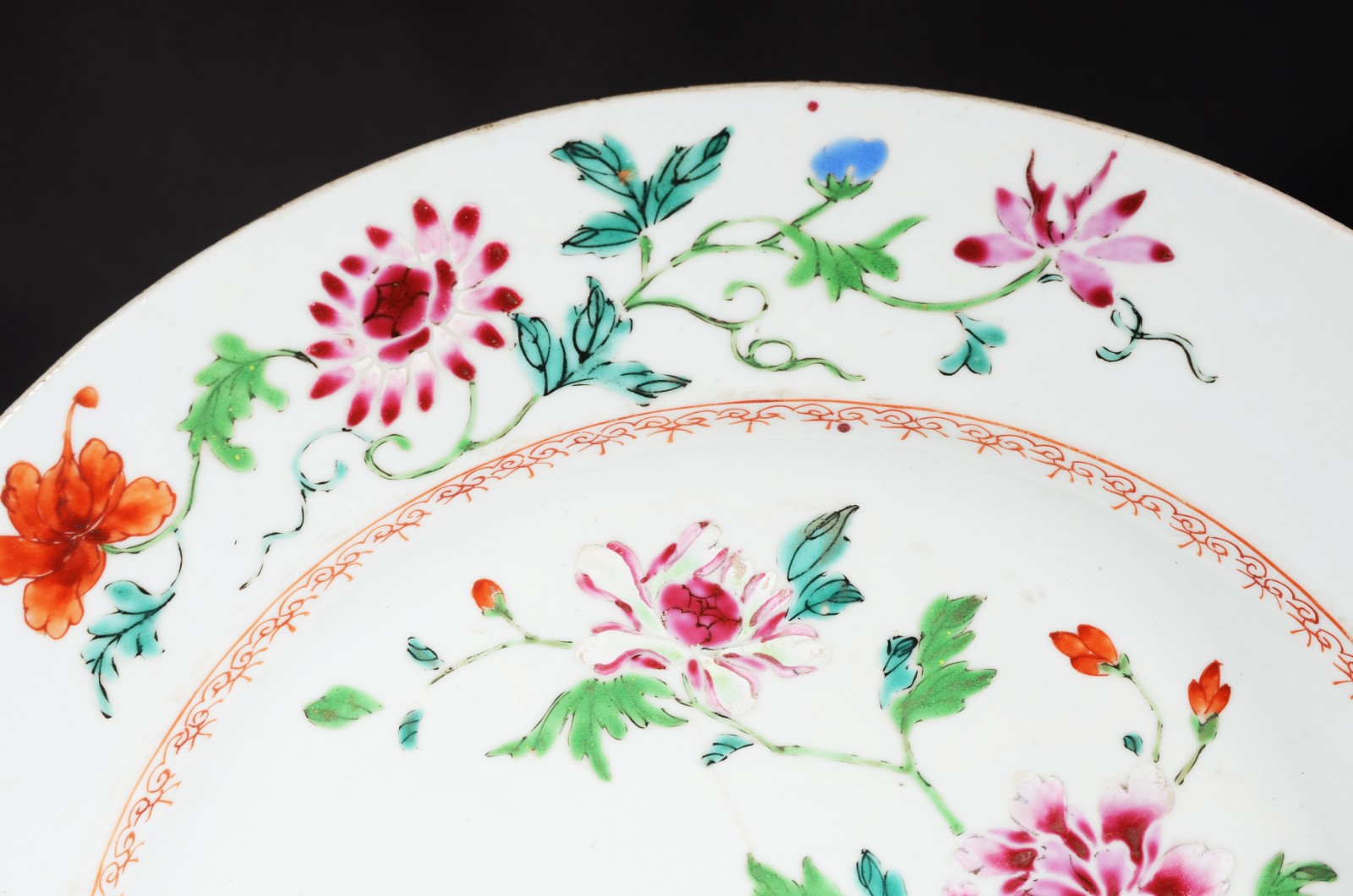 Medalhão em porcelana chinesa da Companhia da Índias, ornamentado em... - foto 2 de 6