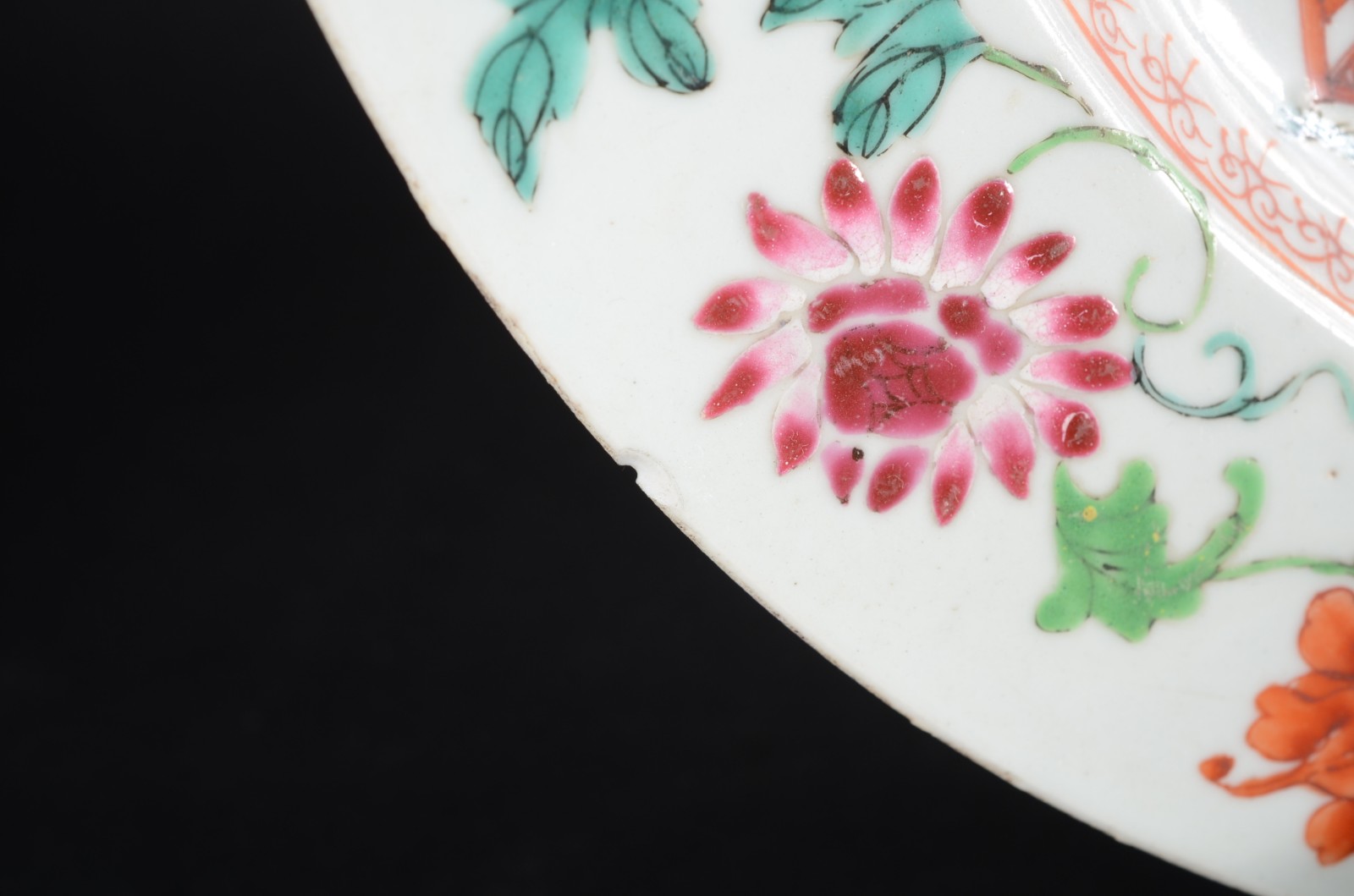 Medalhão em porcelana chinesa da Companhia da Índias, ornamentado em... - foto 4 de 6