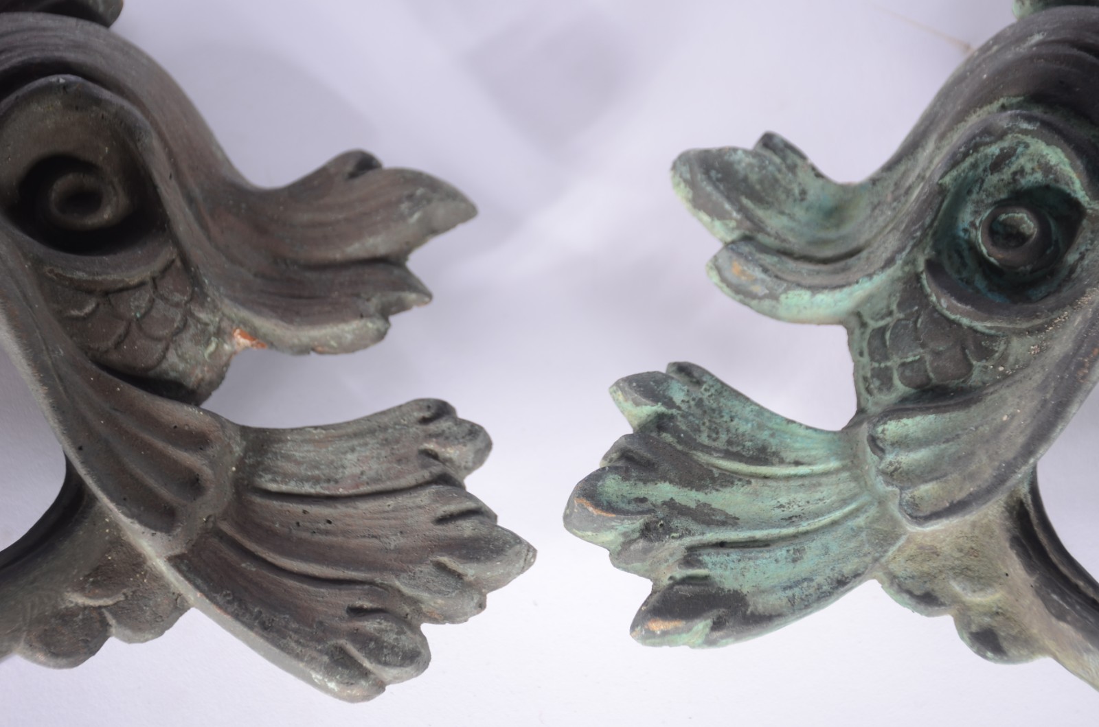 Par de esculturas de bronze representando "peixes". - foto 4 de 5