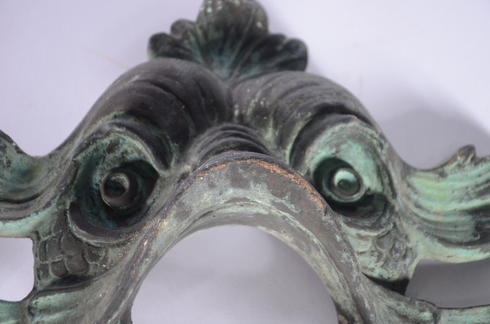 Par de esculturas de bronze representando "peixes". - foto 2 de 5