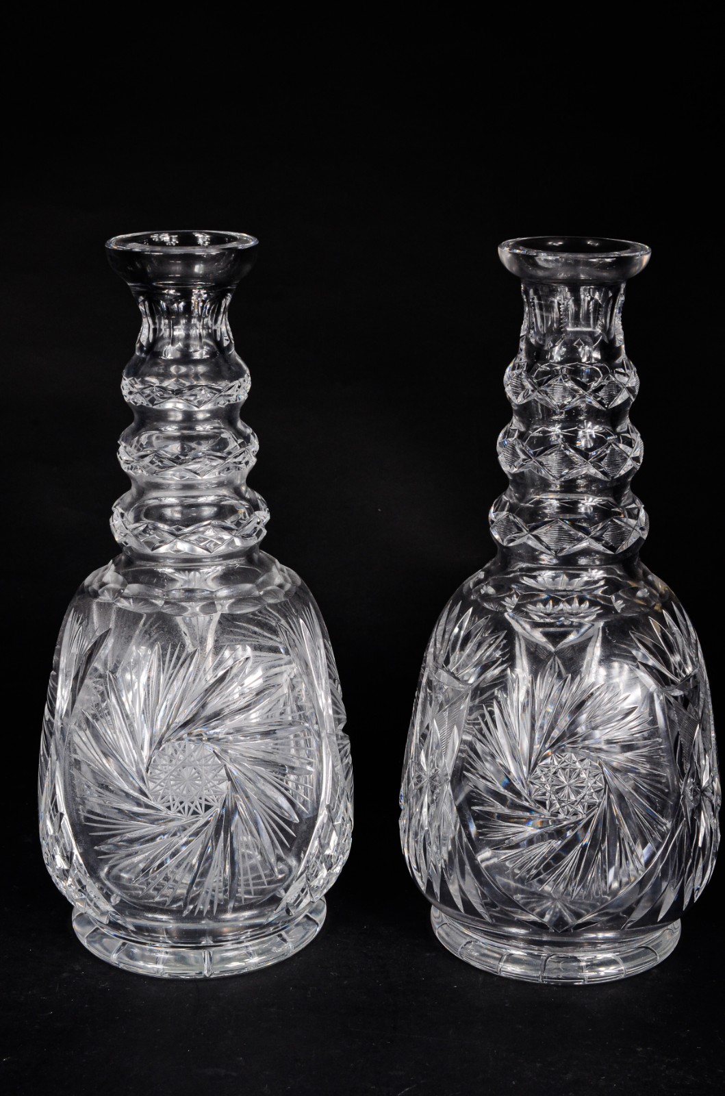 Par de grandes garrafas de cristal tcheco lapidado. Mínimo bicado na... - foto 6 de 9