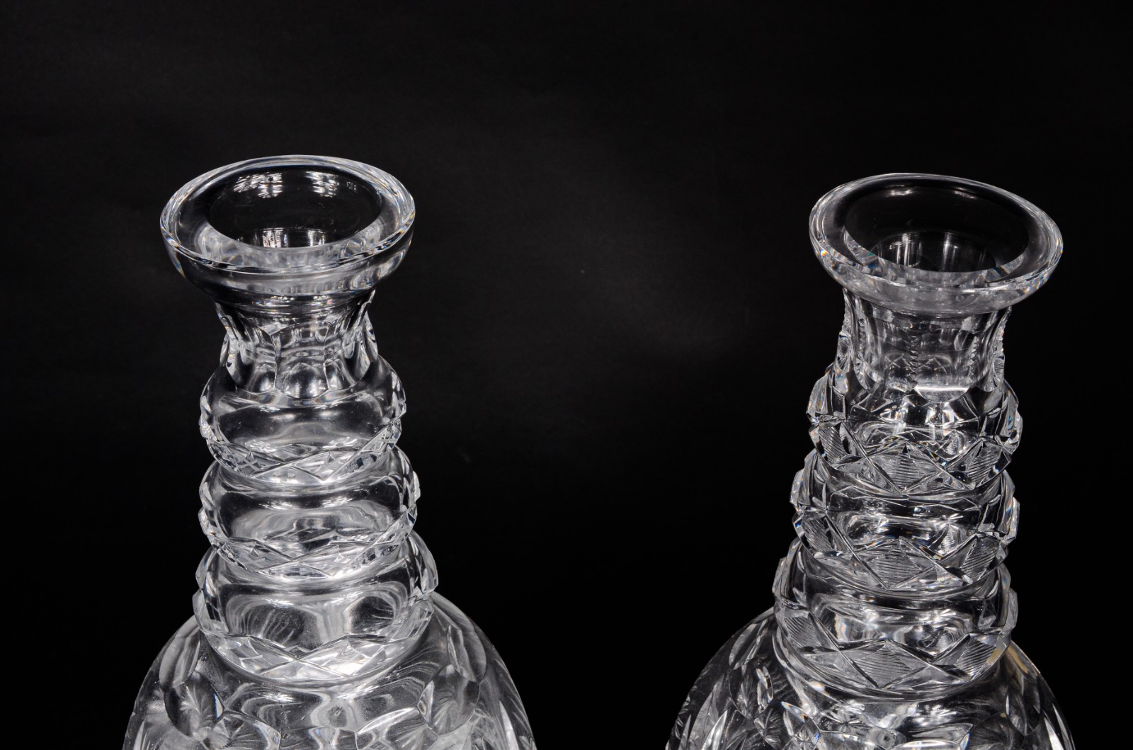 Par de grandes garrafas de cristal tcheco lapidado. Mínimo bicado na... - foto 7 de 9