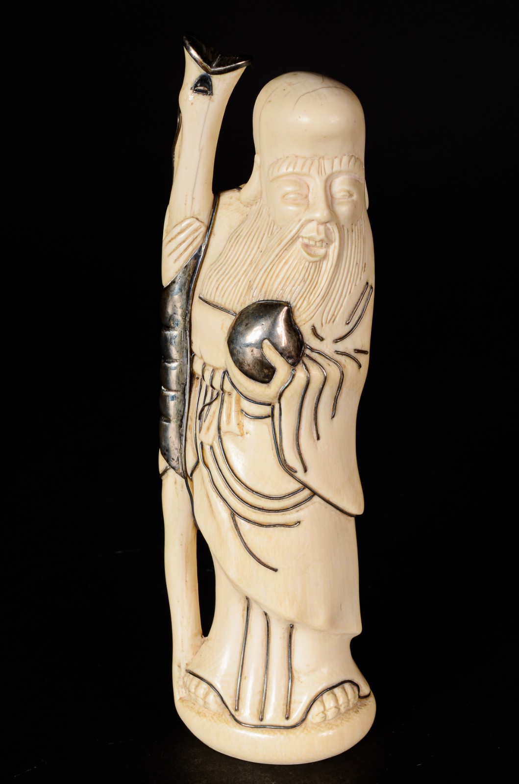 Escultura de marfim representando sábio com detalhes em prata. - foto 1 de 7