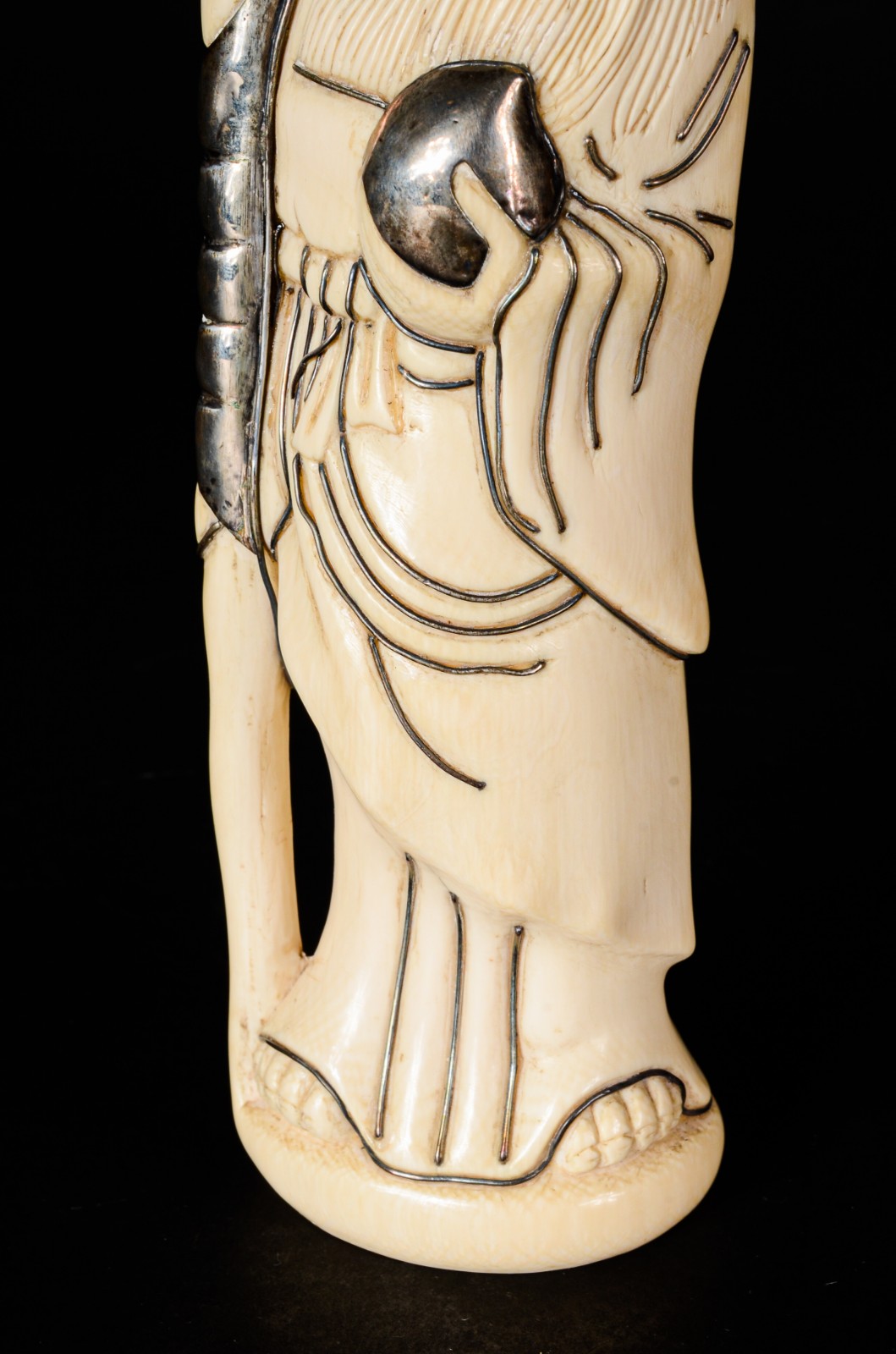Escultura de marfim representando sábio com detalhes em prata. - foto 3 de 7