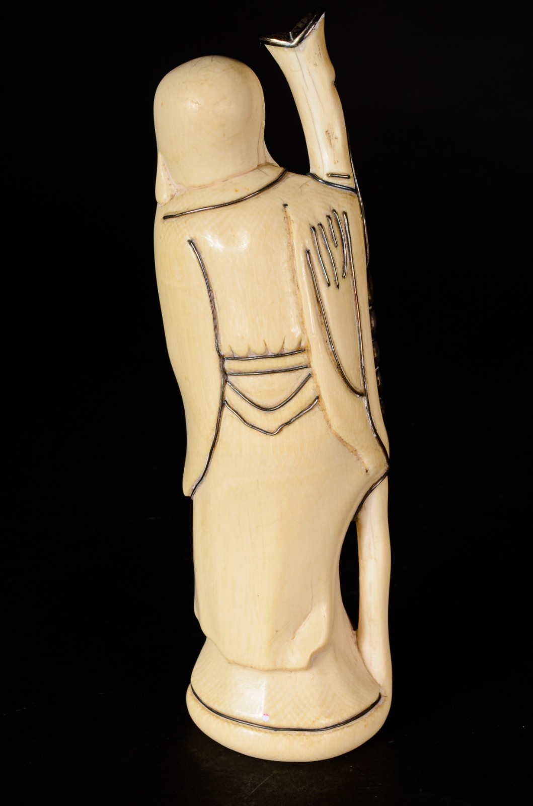 Escultura de marfim representando sábio com detalhes em prata. - foto 6 de 7