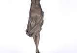 CLAIRE JEANNE ROBERTE COLINET (d'après), "Swayi... - Estatueta de bronze patinado representando "dançarina" sobre pedestal de mármore. Assinado. D'Après.<br><br>