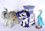 Três peças de cerâmica oriental, sendo: 2 elefa... - Três peças de cerâmica oriental, sendo: 2 elefantes, um em tons de verde e outro azul e branco; e, pato azul turquesa.