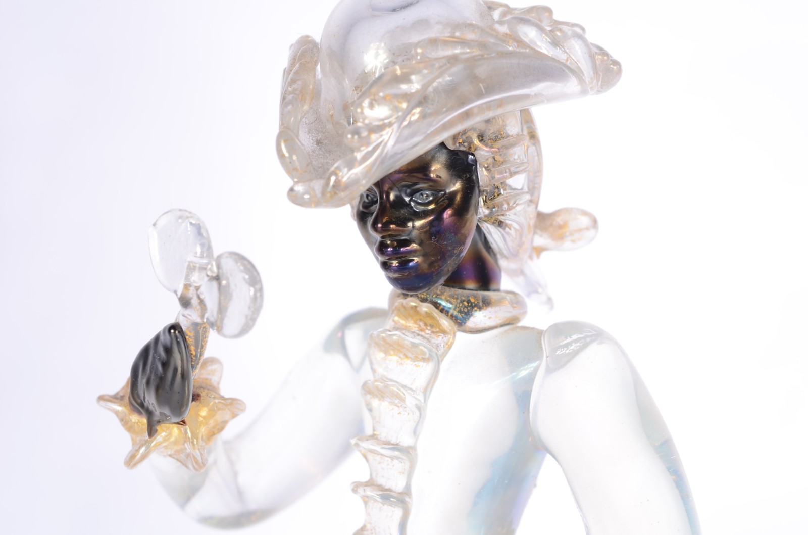 Escultura de murano representando figura masculina com pó de ouro... - foto 7 de 10