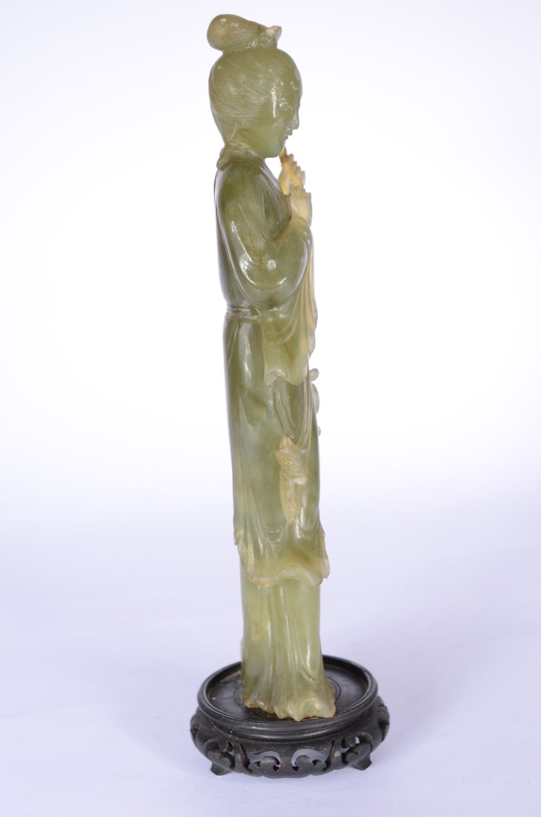 Escultura em pedra jade presentando Gueixa, base de madeira... - foto 2 de 8