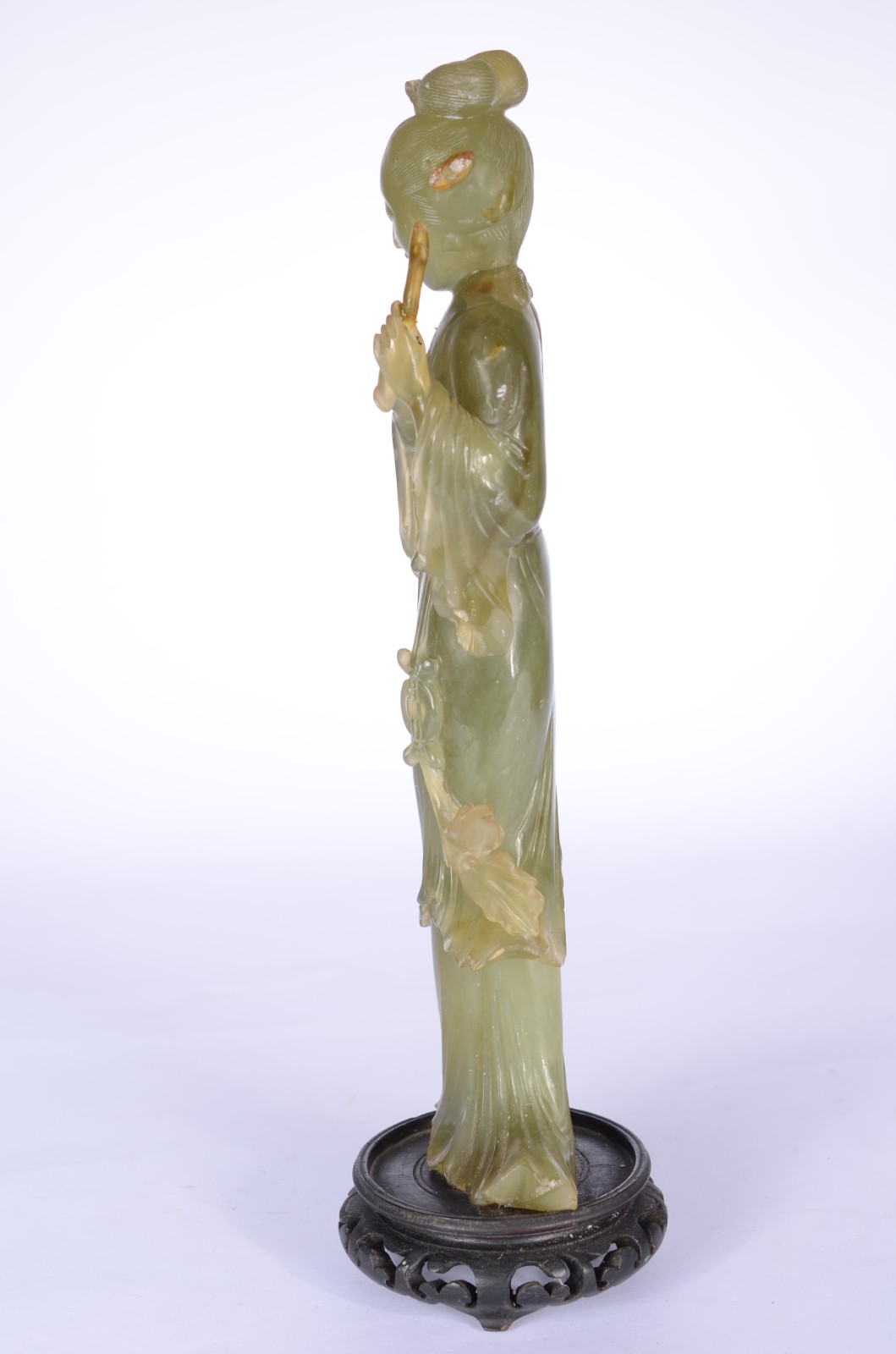 Escultura em pedra jade presentando Gueixa, base de madeira... - foto 4 de 8
