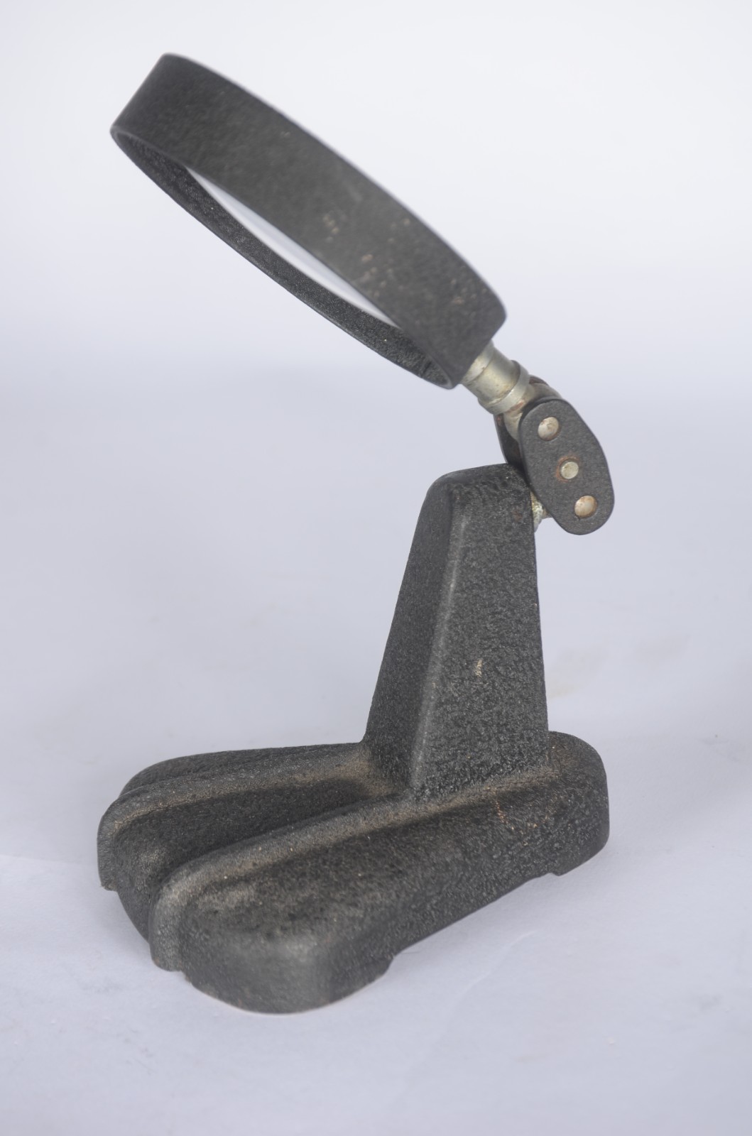 Pequena lupa de mesa com base de metal (oxidado). - foto 4 de 8