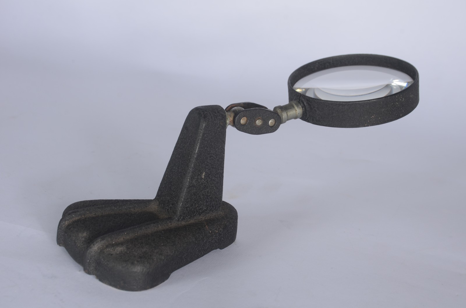 Pequena lupa de mesa com base de metal (oxidado). - foto 8 de 8