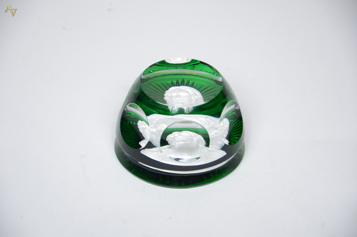 BACCARAT - Peso de papel em cristal com figura interna "Peter The... - foto 1 de 2