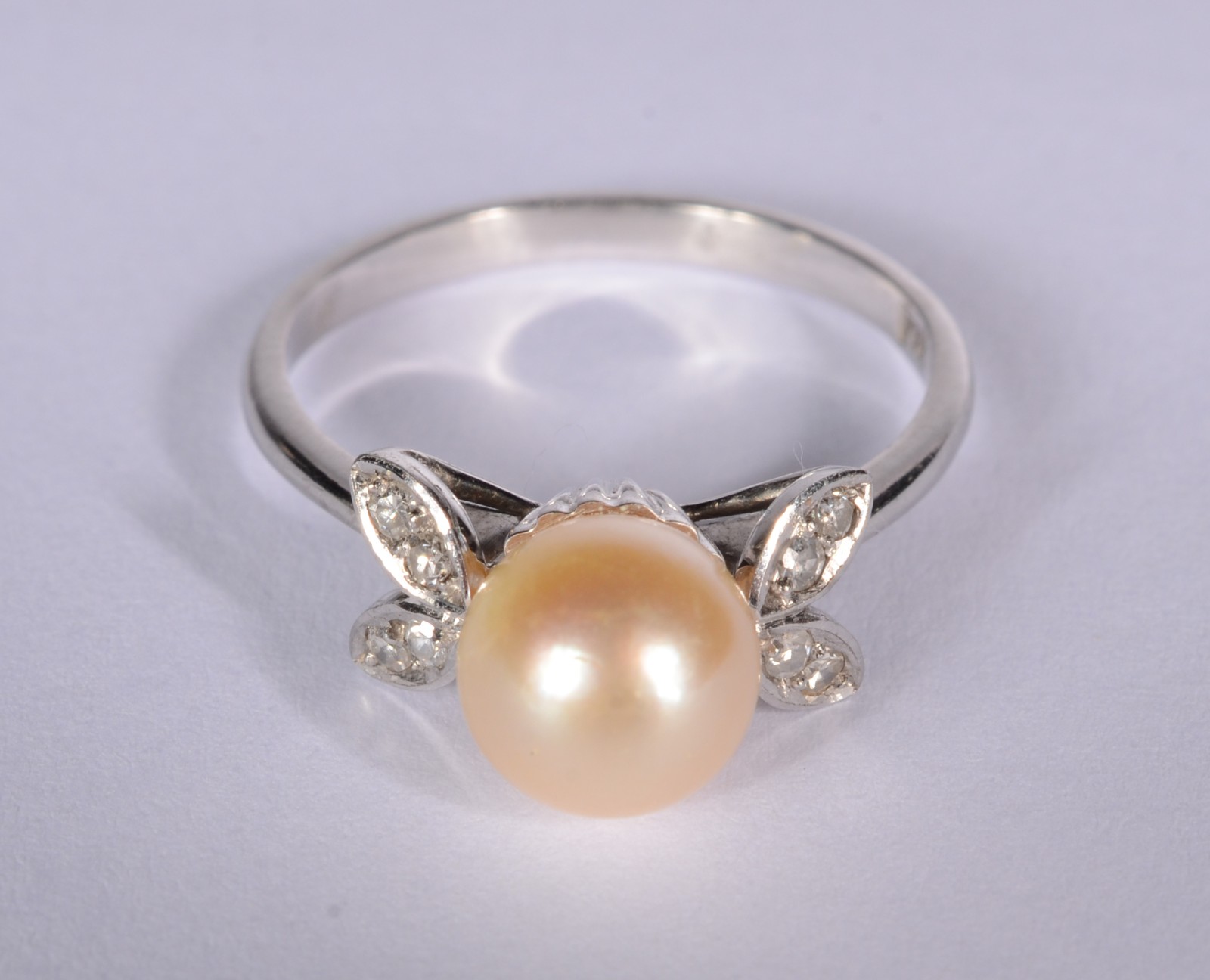 Anel de ouro branco com quatro brilhantes e perola, aro 18. (Por... - foto 1 de 5