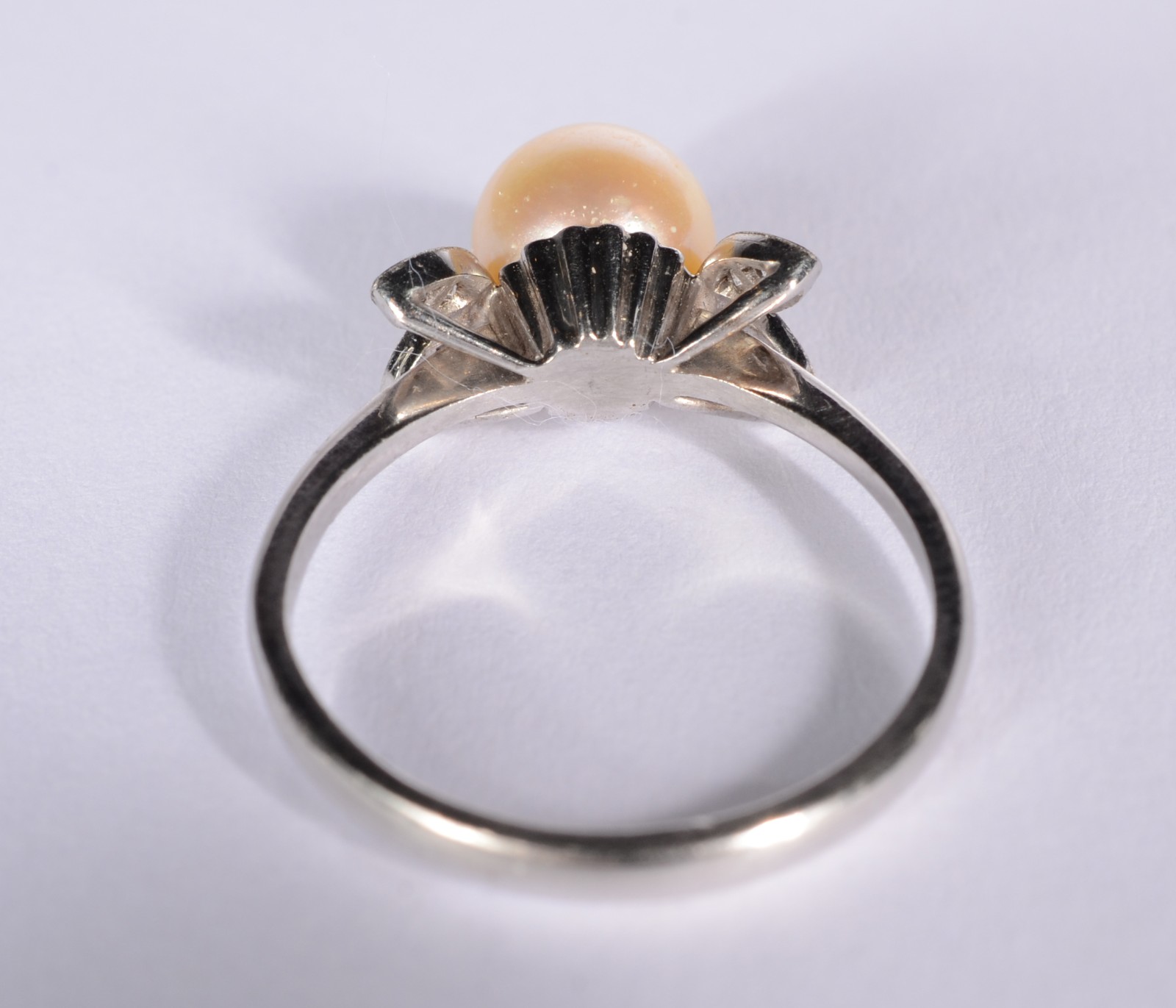 Anel de ouro branco com quatro brilhantes e perola, aro 18. (Por... - foto 2 de 5