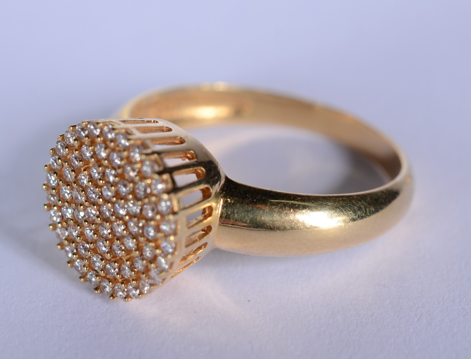 Anel de ouro 18 k., feitio chuveiro contraste 750 mls cravejado com... - foto 2 de 6