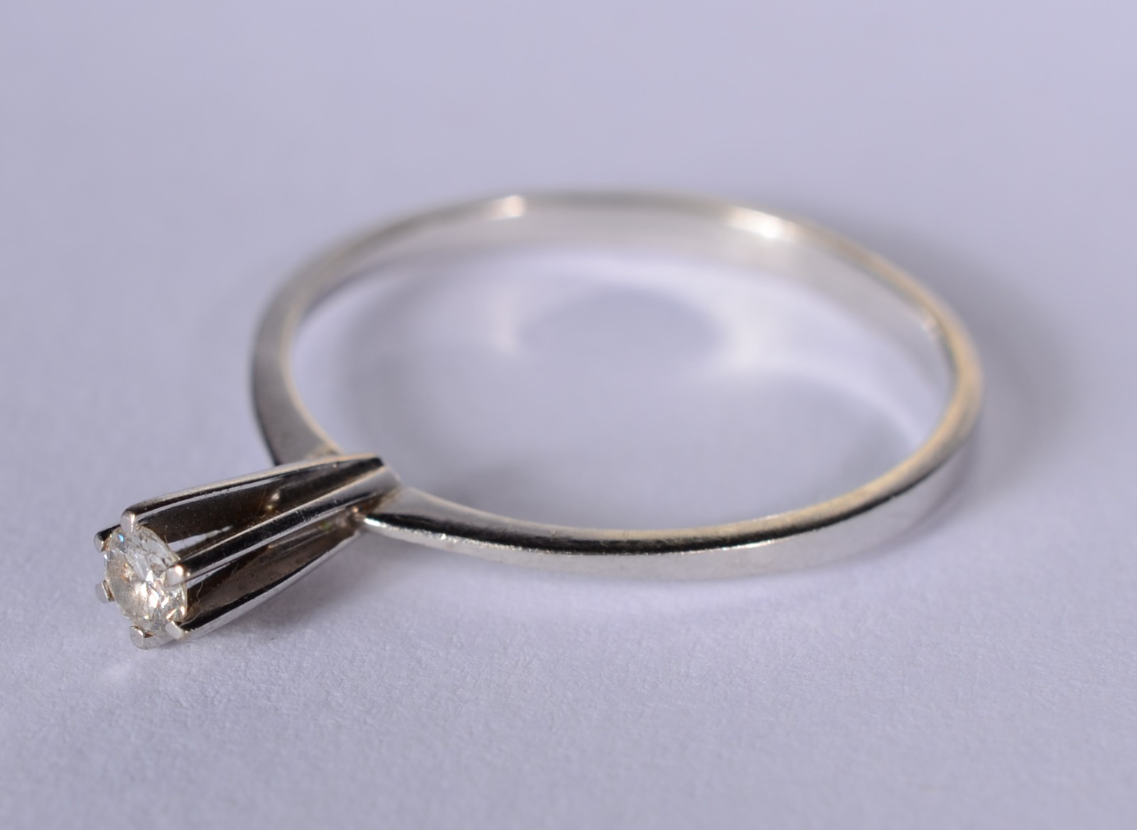 Solitário de ouro branco com um brilhante de 0,10 ct, aro 15. (Por... - foto 2 de 5