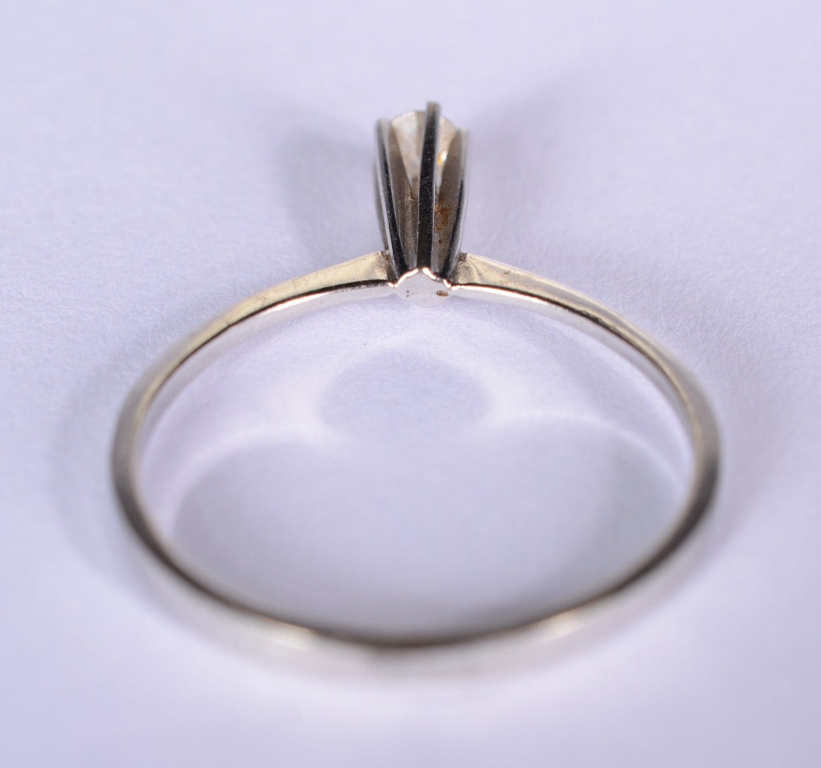 Solitário de ouro branco com um brilhante de 0,10 ct, aro 15. (Por... - foto 3 de 5
