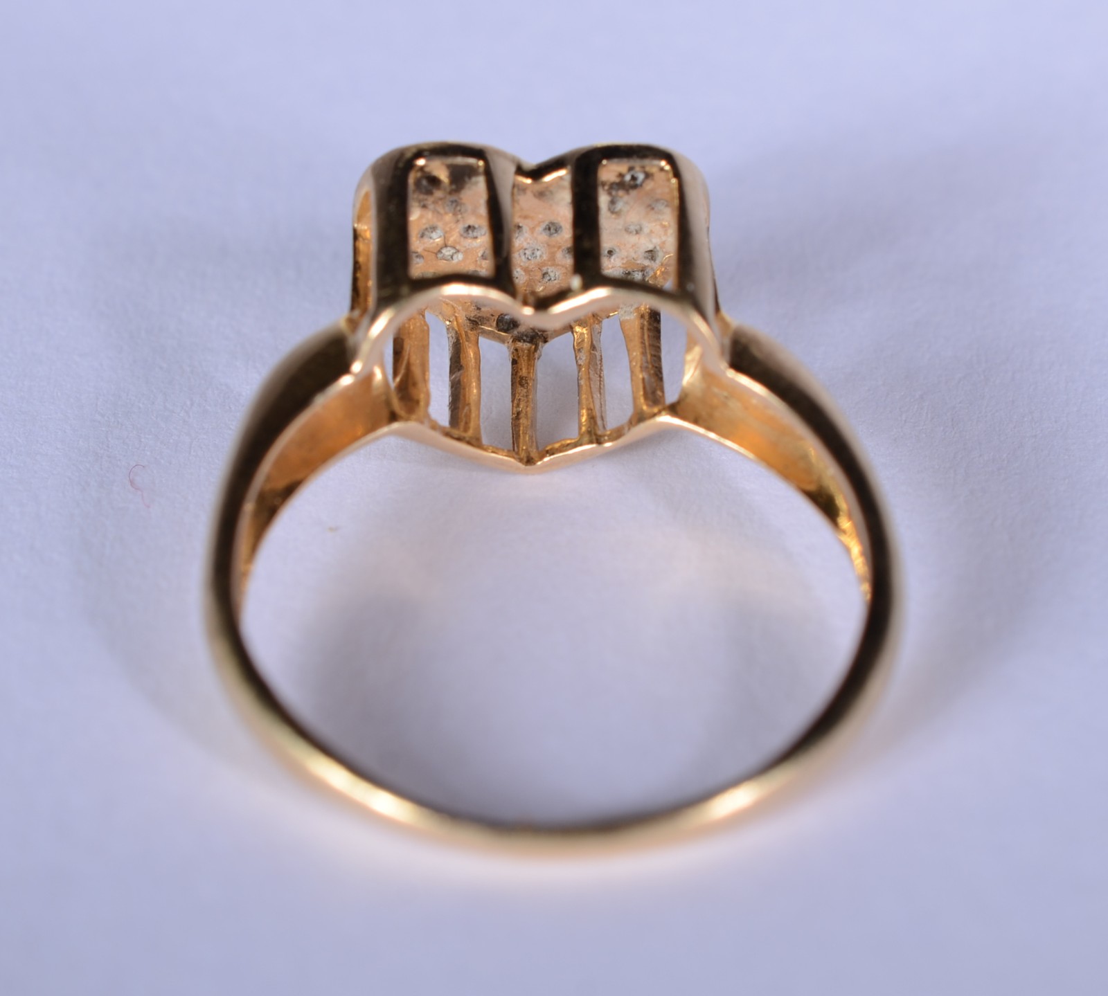 Anel de ouro 18 k., feitio coração cravejado com mini safiras, aro... - foto 3 de 5