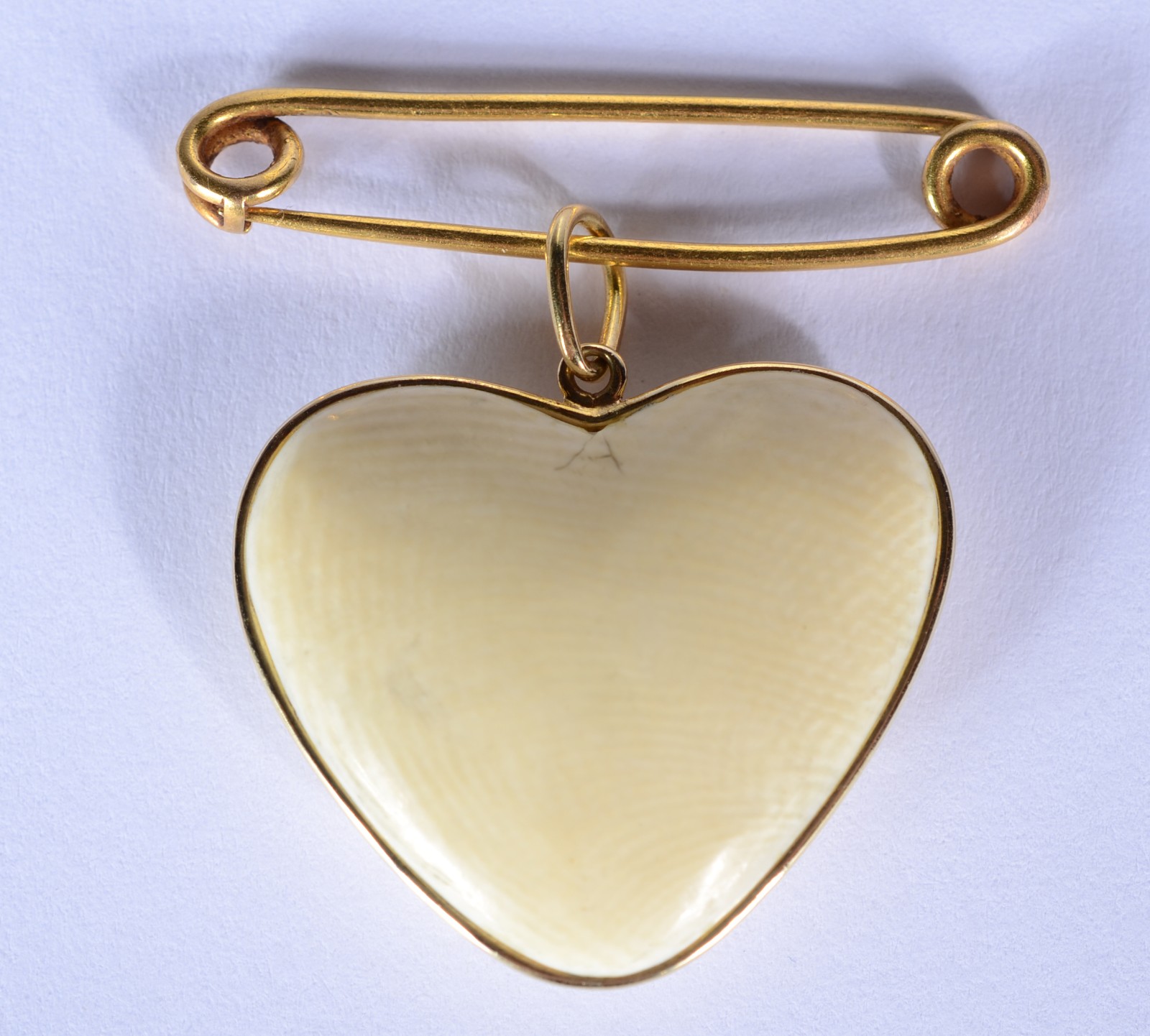 Alfinete de ouro 18 k., com coração de marfim. (Por motivos de... - foto 1 de 2