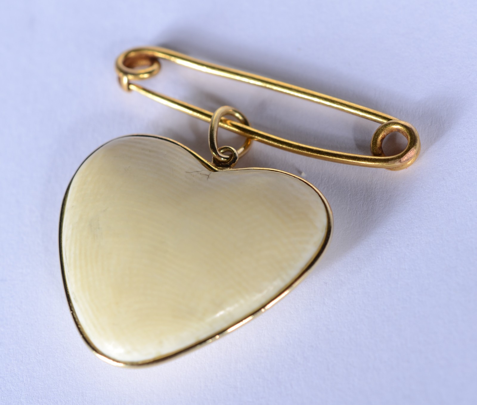 Alfinete de ouro 18 k., com coração de marfim. (Por motivos de... - foto 2 de 2