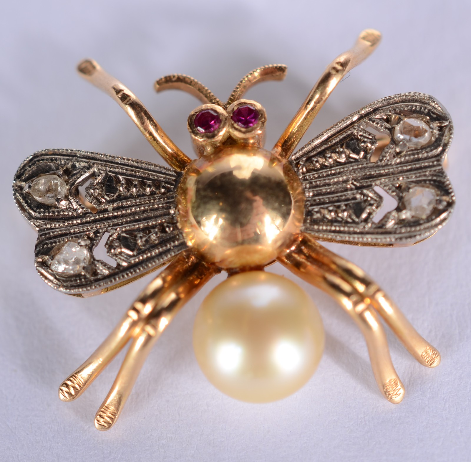 Broche feitio abelha de ouro 18 k. (Por motivos de segurança a peça... - foto 1 de 4