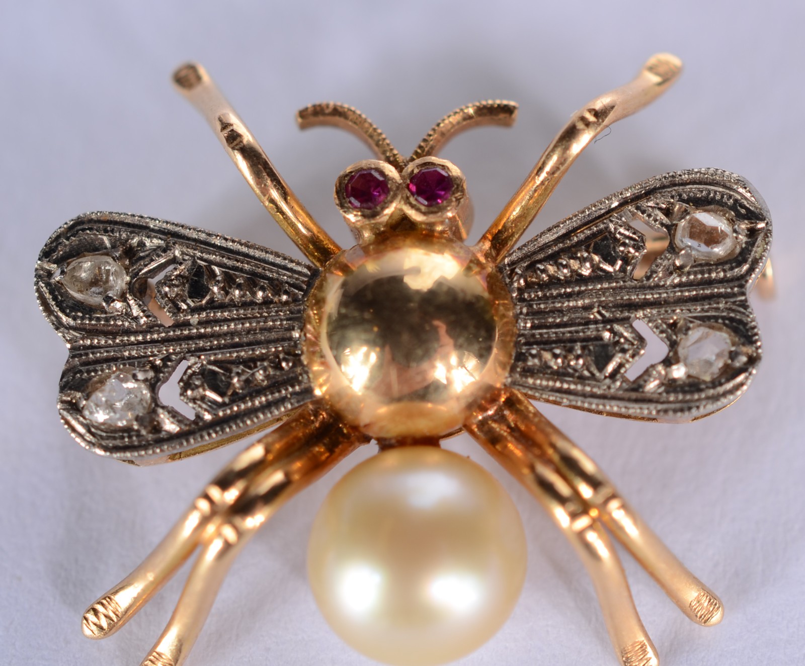 Broche feitio abelha de ouro 18 k. (Por motivos de segurança a peça... - foto 2 de 4