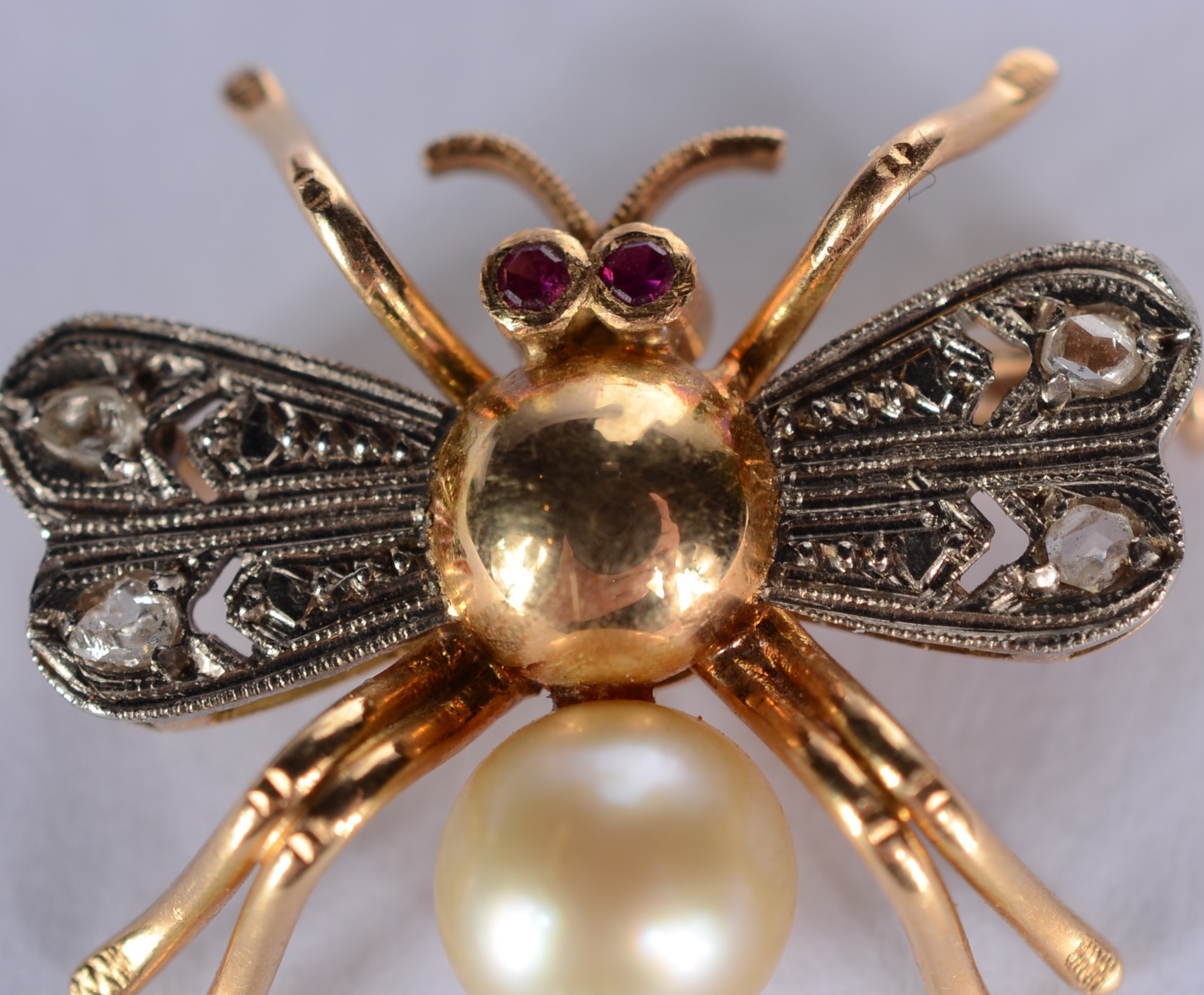 Broche feitio abelha de ouro 18 k. (Por motivos de segurança a peça... - foto 3 de 4