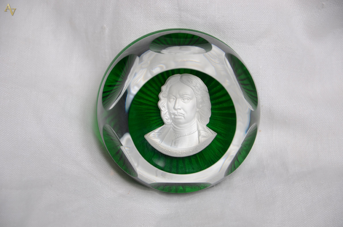BACCARAT - Peso de papel em cristal com figura interna "Peter The... - foto 2 de 2