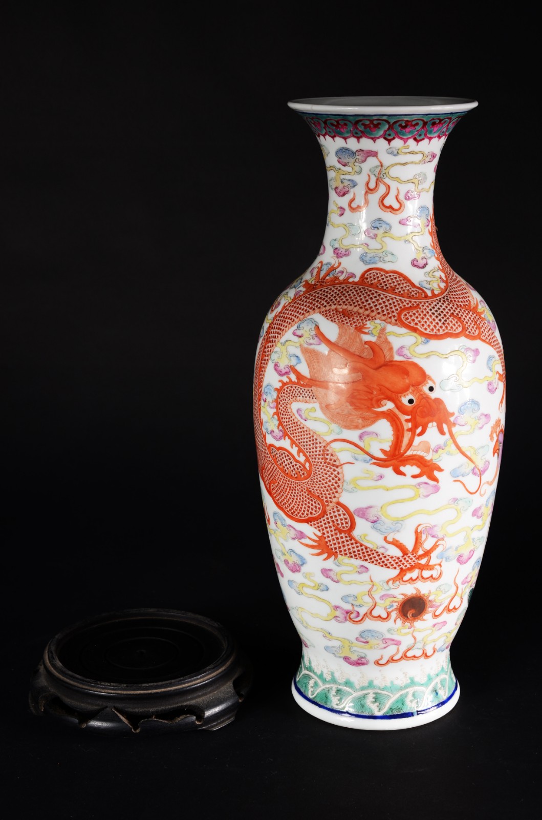 Belo vaso de formato balaústre em porcelana chinesa, do reinado... - foto 3 de 9