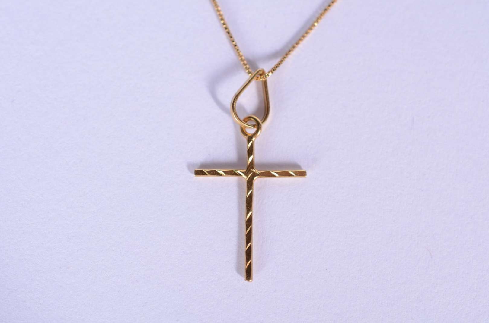 Colar com pendente feitio cruz de ouro 18 k., c... - Galeria Alphaville