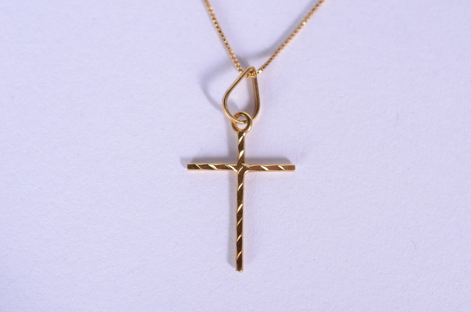 Colar com pendente feitio cruz de ouro 18 k., contraste 750 mls. (Por... - foto 1 de 6