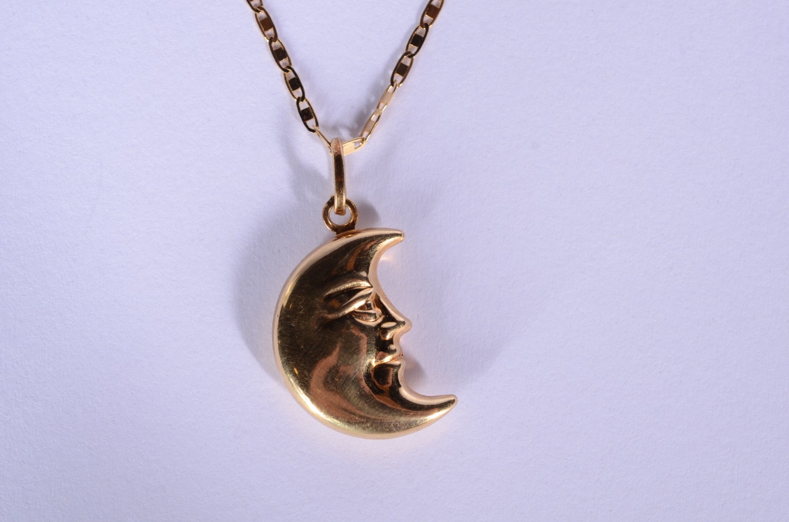Colar com pendente feitio lua de ouro 18 k., contraste 750 mls.(Por... - foto 1 de 5