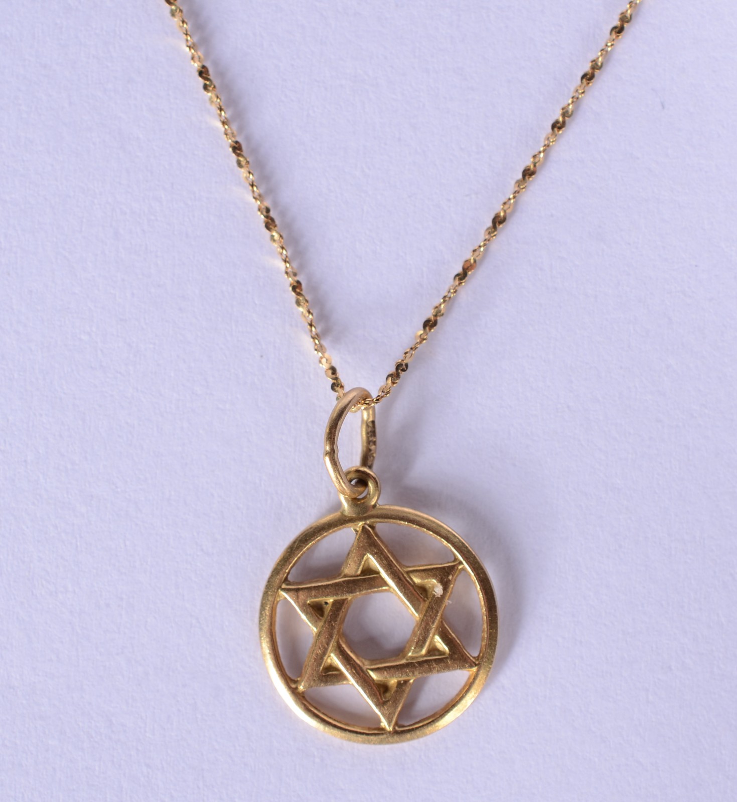 Colar com pendente feitio estrela de Davi de ouro 18 k., contraste... - foto 1 de 5