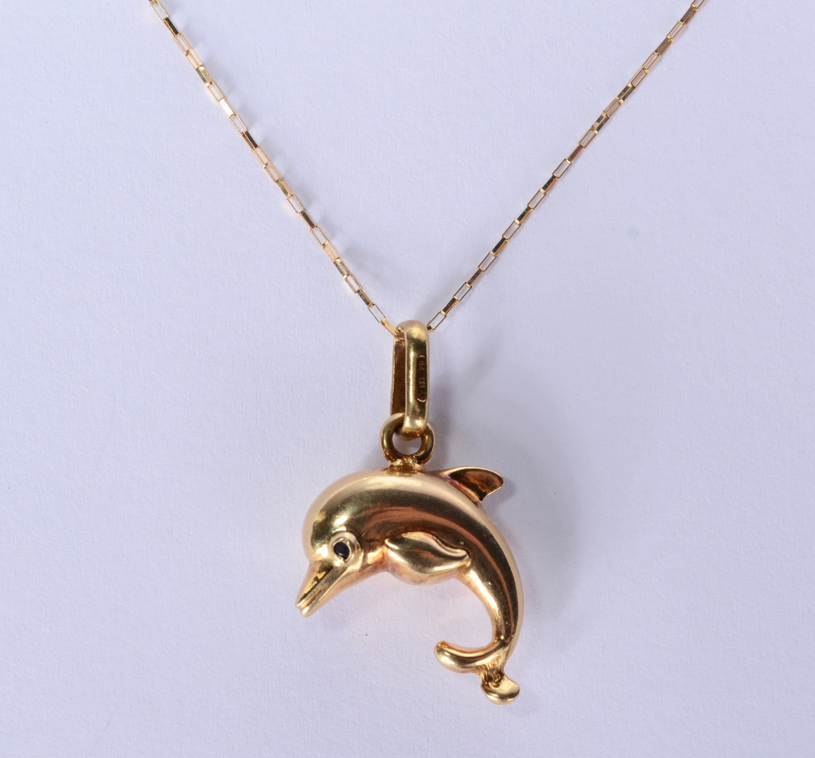 Colar com pendente na forma de golfinho de ouro 18 k., contraste 750... - foto 1 de 6