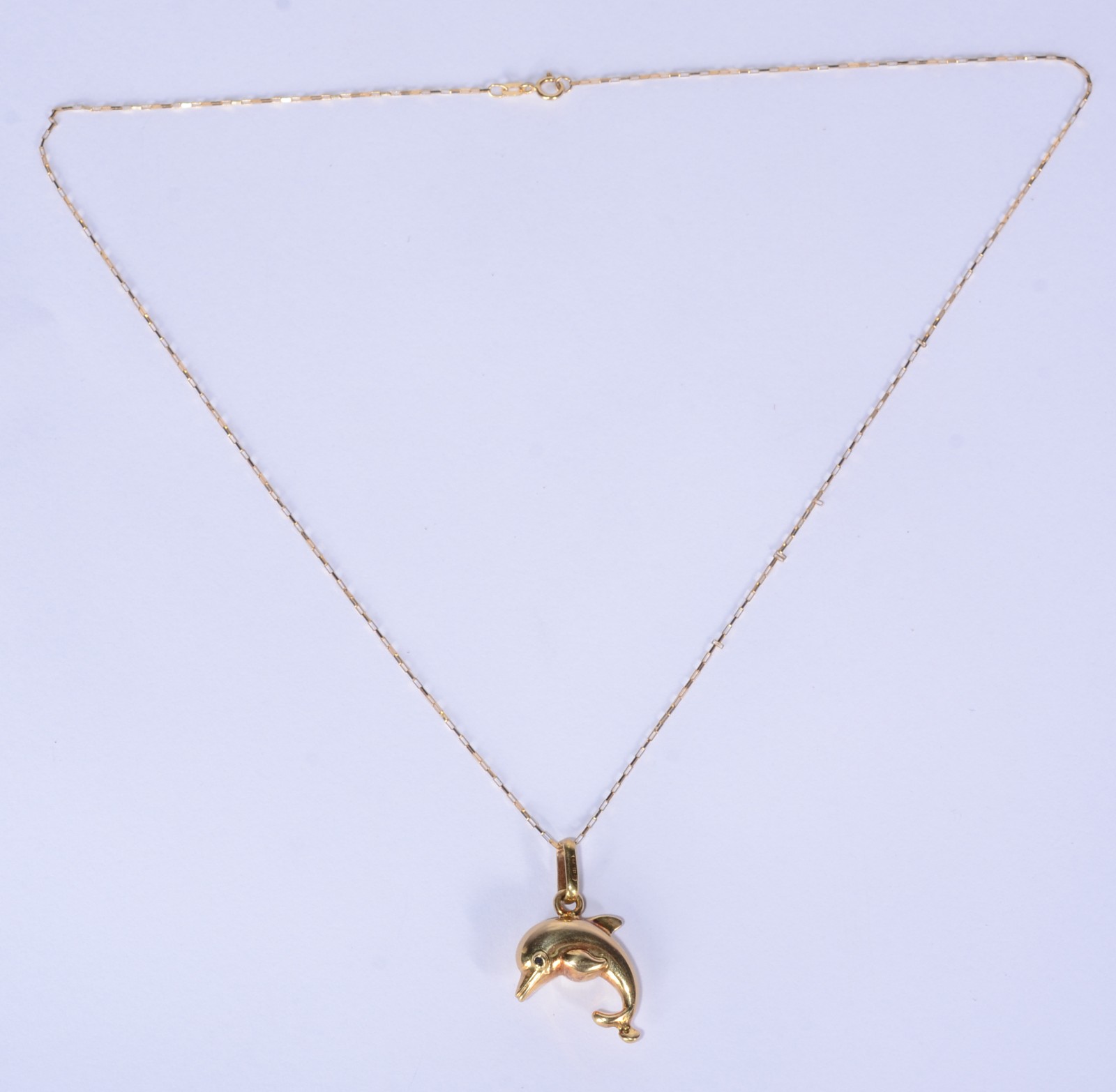 Colar com pendente na forma de golfinho de ouro 18 k., contraste 750... - foto 2 de 6