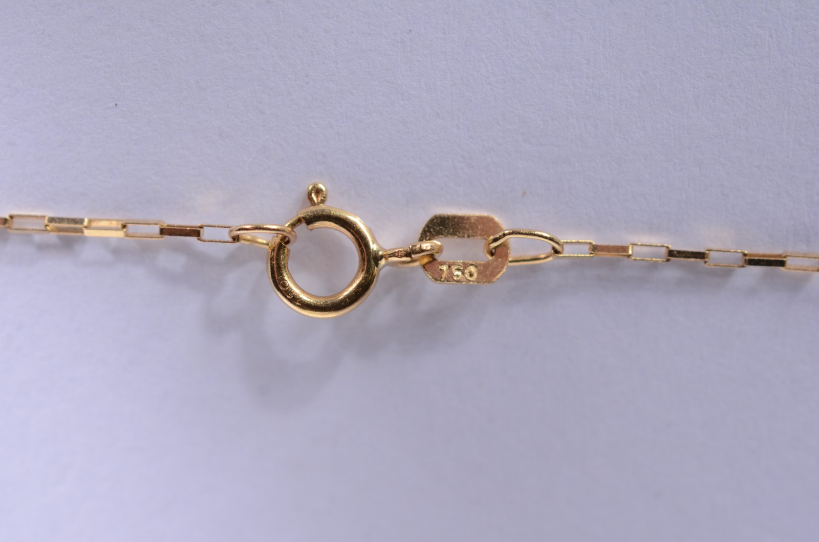 Colar com pendente na forma de golfinho de ouro 18 k., contraste 750... - foto 3 de 6